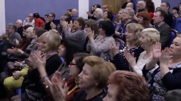 El público aplaudió en el auditorio. Agencia de Teatro y Concierto. Rusia, Saratov, 27 de marzo de 2017 . — Vídeos de Stock