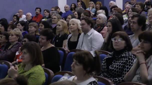 Οι θεατές στο ακροατήριο βλέποντας μια παράσταση ή εκπομπή. Ρωσία, Σαράτοφ, 27 Μαρτίου 2017. — Αρχείο Βίντεο