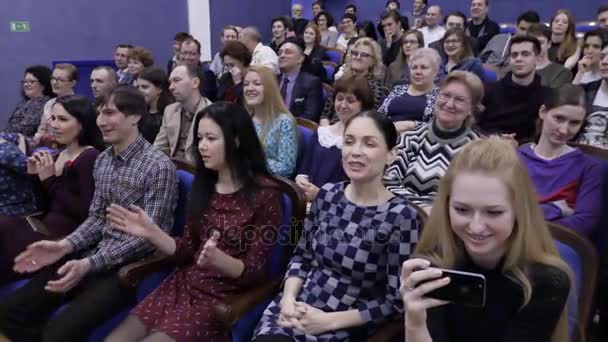 El público aplaudió en el auditorio. Agencia de Teatro y Concierto. Rusia, Saratov, 27 de marzo de 2017 . — Vídeos de Stock