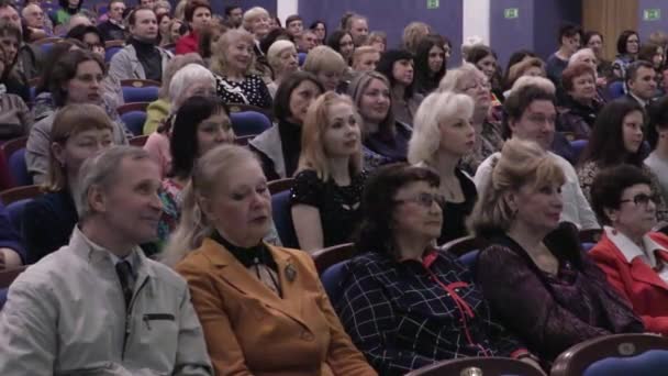 Οι θεατές στο ακροατήριο βλέποντας μια παράσταση ή εκπομπή. Ρωσία, Σαράτοφ, 27 Μαρτίου 2017. — Αρχείο Βίντεο