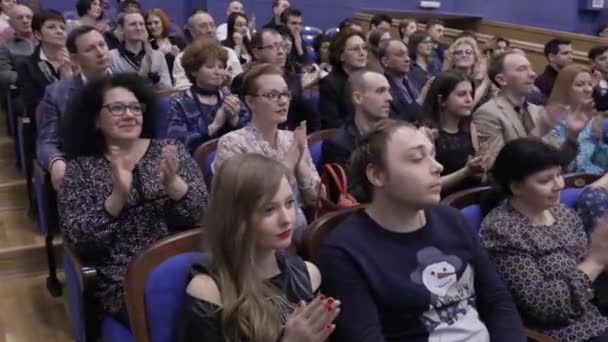 El público aplaudió en el auditorio. Agencia de Teatro y Concierto. Rusia, Saratov, 27 de marzo de 2017 . — Vídeos de Stock