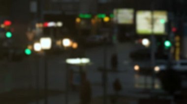 Crossroads akşam şehirde. Hızlandırılmış hareket. Trafik ışıkları, reklam panoları, trafik ve yaya. Bokeh, ufuk objektif. Hızlandırılmış kayıt