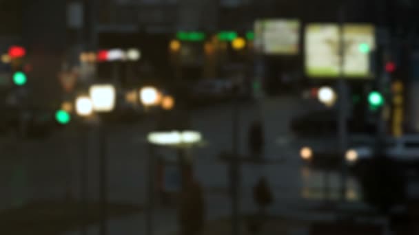 Crossroads in the city in the evening. Accelerated motion. Traffic lights, billboards, traffic and pedestrians. Bokeh, defocused lens. Time-lapse recording — Stock Video