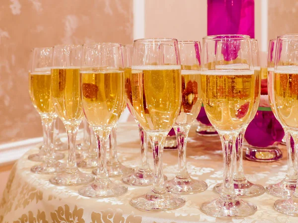 Champagner in Gläsern auf den Banketttischen. — Stockfoto