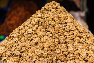 Bir avuç içinde belgili tanımlık çarşı kabuklu ceviz