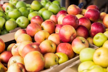 Piyasada bulunan yeşil, kırmızı ve sarı elmalar