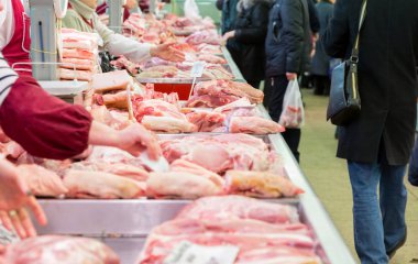 Et Market bölümü. Alıcı ve satıcı içinde belgili tanımlık çarşı. Çiğ domuz eti