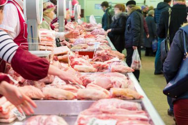 Et Market bölümü. Alıcı ve satıcı içinde belgili tanımlık çarşı. Çiğ domuz eti