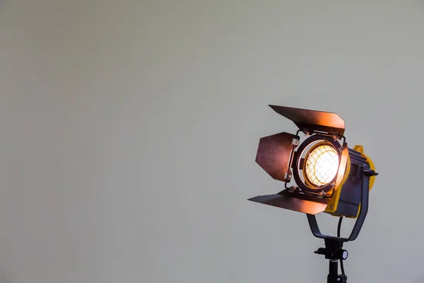 Projecteur avec ampoule halogène et lentille Fresnel. Matériel d'éclairage pour la photographie ou la vidéographie en studio — Photo