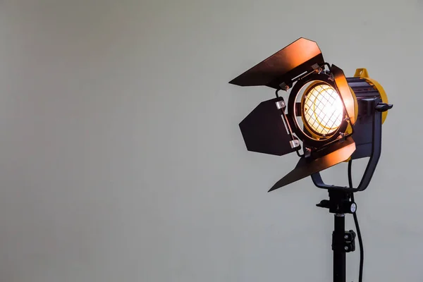 Прожектор з галогеновою лампочкою та лінзою Френеля. Освітлювальне обладнання для студійної фотографії або відеозйомки — стокове фото