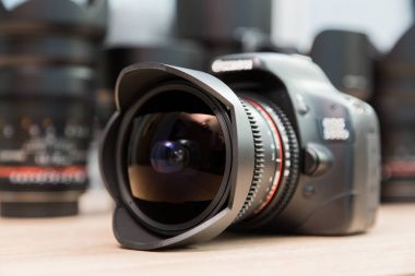 Balık gözü lens dijital Slr fotoğraf makinelerinde monte.