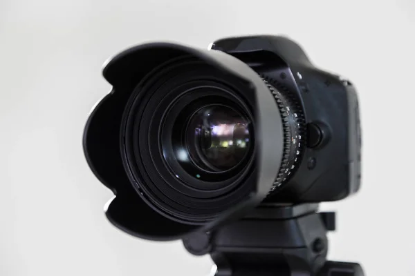 Digitala systemkameror med utbytbara manuell lins på en grå bakgrund. Skytte i inredningen. Utrustning för filmskapande — Stockfoto