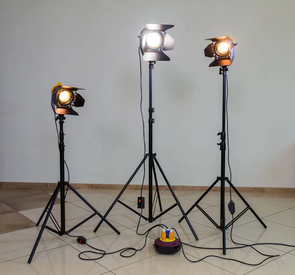Három halogén fényszórók Fresnel lencsék egy szürke háttér. Fényképezés és filmezés a belső. Világító berendezések, film előállítására — Stock Fotó