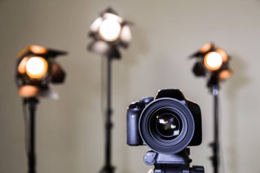 Dijital Slr fotoğraf makinesi ve Fresnel lens ile üç sahne ışıkları. Filme için el ile birbirinin yerine geçebilir mercek. İç ile yapay ışıkla aydınlatılmış ortamlarda çekim. Filmler için donatım