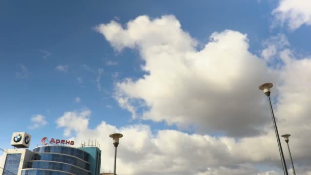 Grabación de lapso de tiempo. Las nubes apresuradas, las luces de la calle. Ventanas de cristal del centro comercial. Rusia, Saratov, 26 mar 2017 — Vídeos de Stock