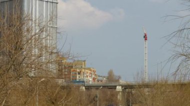 Şehrin manzarası. Ağaçlar ve evler gökyüzü. Mavi gökyüzüne çalıştıran bulutlar. Hızlandırılmış kayıt. 4 k, Uhd görüntüleri