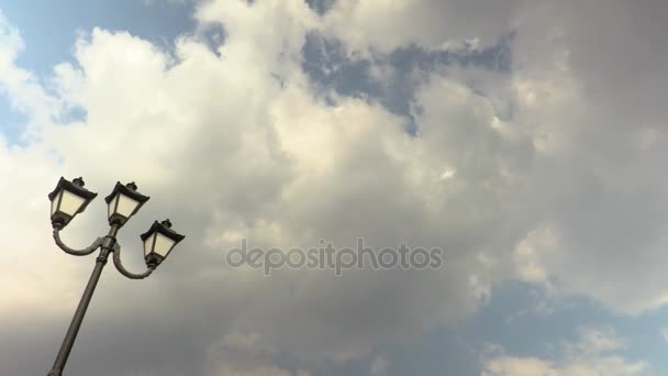 Lamppost contra el cielo. Nubes corriendo por el cielo azul. Grabación de lapso de tiempo. Grabación 4K, UHD — Vídeo de stock