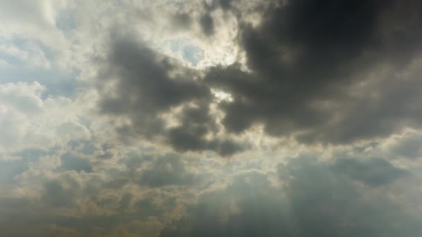 Ακτίνες του ήλιου μέσα από τα σύννεφα. Καταγραφή time-lapse. Βίντεο 4k, Uhd — Αρχείο Βίντεο