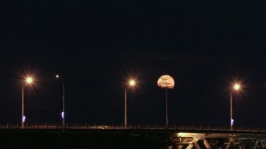 Dolunay üzerinde köprü yükselir. Hızlandırılmış. Saratov şehirler ve Engels, Rusya arasındaki yolu Köprüsü