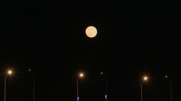 La luna llena se levanta sobre el puente. Un lapso de tiempo. Puente de carretera entre las ciudades de Saratov y Engels, Rusia. 4K, Ultra HD — Vídeos de Stock