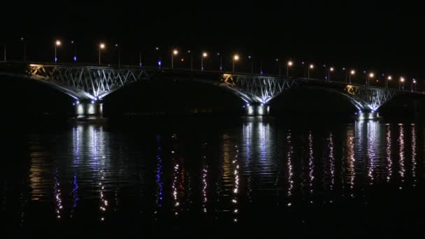 Ponte stradale tra le città di Saratov ed Engels, Russia. Il fiume Volga. Le luci serali di auto e lampioni. 4K, Ultra HD — Video Stock