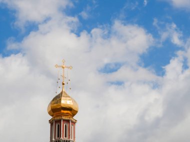 Altın kubbesi Ortodoks bir tapınağın arka plan mavi gökyüzü ve bulutlar üzerinde. Altın Kubbe Tapınağı'nın çarmıhta