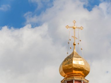 Altın kubbesi Ortodoks bir tapınağın arka plan mavi gökyüzü ve bulutlar üzerinde. Altın Kubbe Tapınağı'nın çarmıhta. Rusya, Saratov