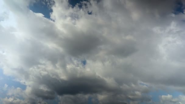 Låga moln svävar på blå himmel. Time-lapse recording. 4k Ultra Hd, Uhd — Stockvideo