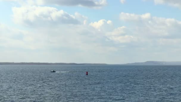 Un bote a motor se mueve a lo largo del río. Un paisaje fluvial. Las nubes en el cielo. 4K, UHD, Ultra HD — Vídeos de Stock