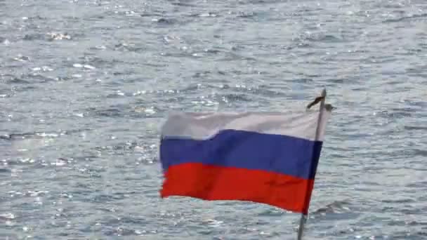 Bandera rusa ondeando en el fondo del resplandor en el agua. Stern de la nave. 4K, Ultra HD, UHD — Vídeos de Stock