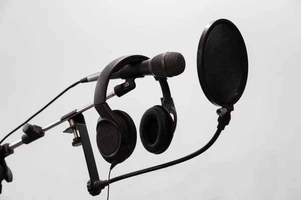 Microfone condensador cardióide, fones de ouvido e filtro pop em um fundo cinza. Home gravação Estúdio — Fotografia de Stock