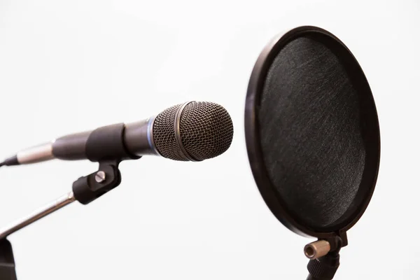 Microfone condensador cardióide e filtro pop em um fundo cinza. Home gravação Estúdio . — Fotografia de Stock