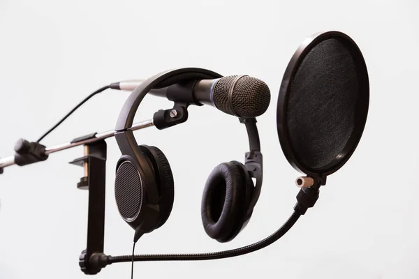 Microfone condensador cardióide, fones de ouvido e filtro pop em um fundo cinza. Home gravação Estúdio — Fotografia de Stock