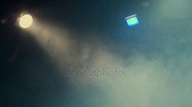 Tiyatro duman. Performans sırasında Tiyatrosu'nda projektörler gelen ışık ışınları. Işık kaynağı dimmer anahtarı ile kapalı dönüm yavaş yavaş. Aydınlatma donanımları