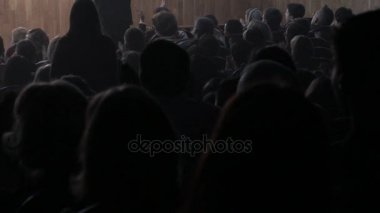 Seyirci tiyatroda gösteriden sonra alkışladı. Arkadan ateş. Genç seyirci, Rusya, Saratov, 26 Nisan 2017 için tiyatro