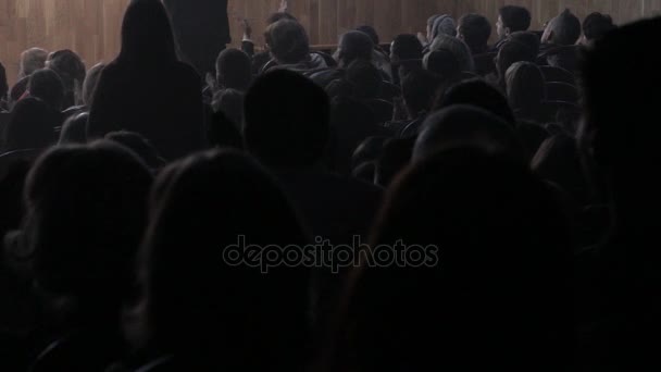 Seyirci tiyatroda gösteriden sonra alkışladı. Arkadan ateş. Genç seyirci, Rusya, Saratov, 26 Nisan 2017 için tiyatro — Stok video