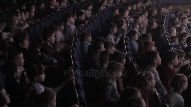 Çocuk gösteri sırasında Toplantı salonunda alkış. Genç seyirci, Rusya, Saratov, 28 Nisan 2017 için tiyatro.