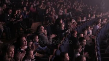 Çocuk gösteri sırasında Toplantı salonunda alkış. Genç seyirci, Rusya, Saratov, 28 Nisan 2017 için tiyatro