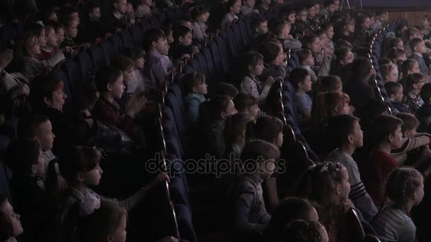 Kinderen in de zaal applaudisseren bij de uitvoering. Theater voor jonge toeschouwers, Rusland, Saratov, 28 April 2017. — Stockvideo