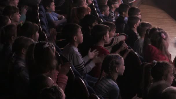 Дети аплодируют в зале во время спектакля. Театр для юных зрителей, Россия, Саратов, 28 апреля 2017 года — стоковое видео