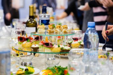 Ziyafet şirkette çalışanları. Lezzetleri, alkol ve atıştırmalıkların bulunduğu tablo. Gala resepsiyonu. Catering