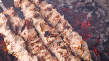 Kömürlerin üzerinde kebap yemek. Izgara domuz şiş üzerinde. Görüntüleri klip 4k, Uhg, Ultra Hd.
