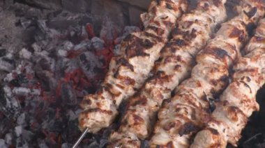 Kömürlerin üzerinde kebap yemek. Izgara domuz şiş üzerinde. Görüntüleri klip 4k, Uhg, Ultra Hd.