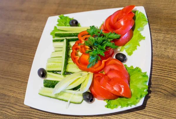 Tranchage Légumes Dans Une Assiette Restaurant Tomates Concombres Oignons Poivrons — Photo
