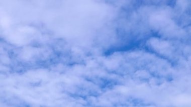 Alçak bulutlar mavi gökyüzünde yüzen. Hızlandırılmış kayıt. 4k, Ultra Hd, Uhd