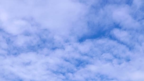 Des nuages bas flottent sur le ciel bleu. Enregistrement en accéléré. 4K, Ultra HD, UHD 