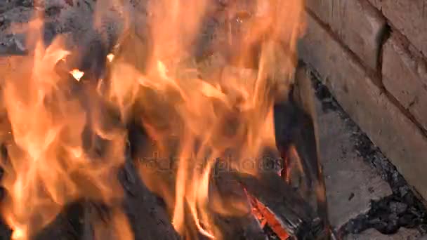 Quemar leña en un horno o chimenea. Vídeo de vídeo 4K, UHD, Ultra HD — Vídeo de stock