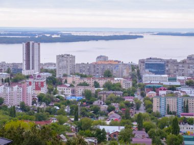 Şehrin manzarası. Saratov Rus eyaleti. Yüksek katlı konut, Volga Nehri ve ufukta Demiryolu Köprüsü