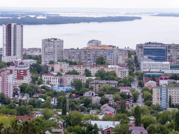 街のスカイライン。サラトフのロシアの州。高層住宅ビル、ヴォルガ川と地平線上の鉄道橋 — ストック写真