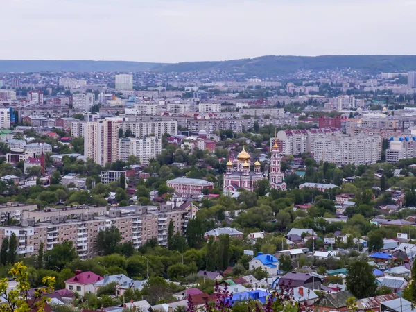 Pohled shora města Saratov, Rusko. Pravoslavná církev se zlatou kopulí — Stock fotografie